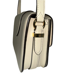 Louis Vuitton Pont 9

Smooth Cream Calfskin

Shoulder Strap

LV Logo Circular Medallion

Gold-Toned Hardware

Blue Leather Interior&nbsp;