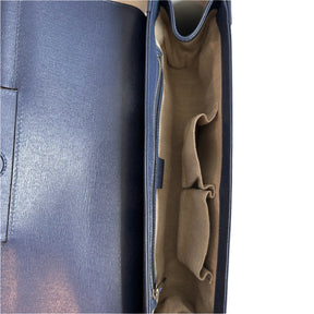 Gucci Bamboo Clutch&nbsp;

Blue Leather&nbsp;

Bamboo Accent&nbsp;

Single Exterior Pocket&nbsp;

Nylon Lining&nbsp;

Dual Interior Pockets with Card Slots&nbsp;

Snap Closure&nbsp;
