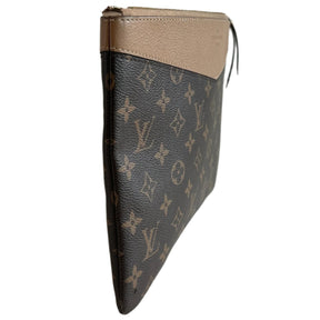 Louis Vuitton Medium Clutch&nbsp;

Louis Vuitton Portfolio&nbsp;

Brown Coated Canvas

LV Monogram

Brass Hardware&nbsp;

Leather Trim&nbsp;

Zip Closure at Top&nbsp;