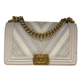 Chanel Chevron Boy Bag

White Chevron&nbsp;

Medium Boy Bag&nbsp;

Gold-Toned Hardware

Gold Chain Link&nbsp;

Burgundy Grosgrain Lining