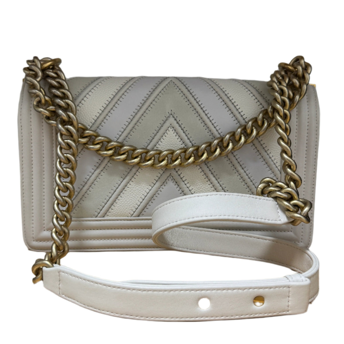 Chanel Chevron Boy Bag

White Chevron&nbsp;

Medium Boy Bag&nbsp;

Gold-Toned Hardware

Gold Chain Link&nbsp;

Burgundy Grosgrain Lining