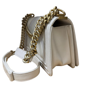 Chanel Chevron Boy Bag

White Chevron&nbsp;

Medium Boy Bag&nbsp;

Gold-Toned Hardware

Gold Chain Link&nbsp;

Burgundy Grosgrain Lining