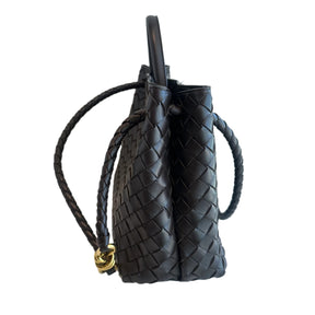 Bottega Veneta Medium Andiamo

Brown Leather&nbsp;

Intrecciato Weave&nbsp;

Gold-Toned Hardware

Rolled Handles&nbsp;

Single Shoulder Strap

Braided Accents&nbsp;

Leather Lining&nbsp;
