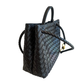 Bottega Veneta Medium Andiamo

Brown Leather&nbsp;

Intrecciato Weave&nbsp;

Gold-Toned Hardware

Rolled Handles&nbsp;

Single Shoulder Strap

Braided Accents&nbsp;

Leather Lining&nbsp;
