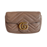 Gucci Mini Marmont Bag

Dusty Pink

Mini Matelasse&nbsp;

Double G Hardware&nbsp;

Gold-Toned Hardware

Chain Shoulder Strap