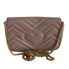 Gucci Mini Marmont Bag

Dusty Pink

Mini Matelasse&nbsp;

Double G Hardware&nbsp;

Gold-Toned Hardware

Chain Shoulder Strap