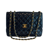 Chanel Matelasse Single Flap Bag

Black Leather&nbsp;

Lambskin Leather&nbsp;

Interlocking CC Logo&nbsp;

Gold-Toned Hardware

Chain-Link Shoulder Straps

Turn-Lock Closure at Front&nbsp;