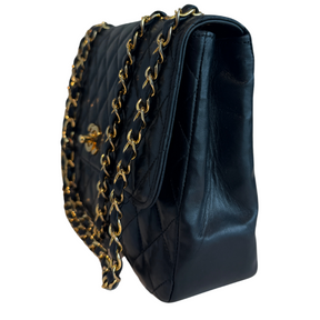 Chanel Matelasse Single Flap Bag

Black Leather&nbsp;

Lambskin Leather&nbsp;

Interlocking CC Logo&nbsp;

Gold-Toned Hardware

Chain-Link Shoulder Straps

Turn-Lock Closure at Front&nbsp;