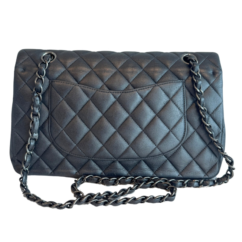 Chanel Medium Double Flap

Grey Leather&nbsp;

Textured Calfskin&nbsp;

Matte Leather&nbsp;

Chain-Link Leather Strap&nbsp;

Chanel CC Turn Lock&nbsp;