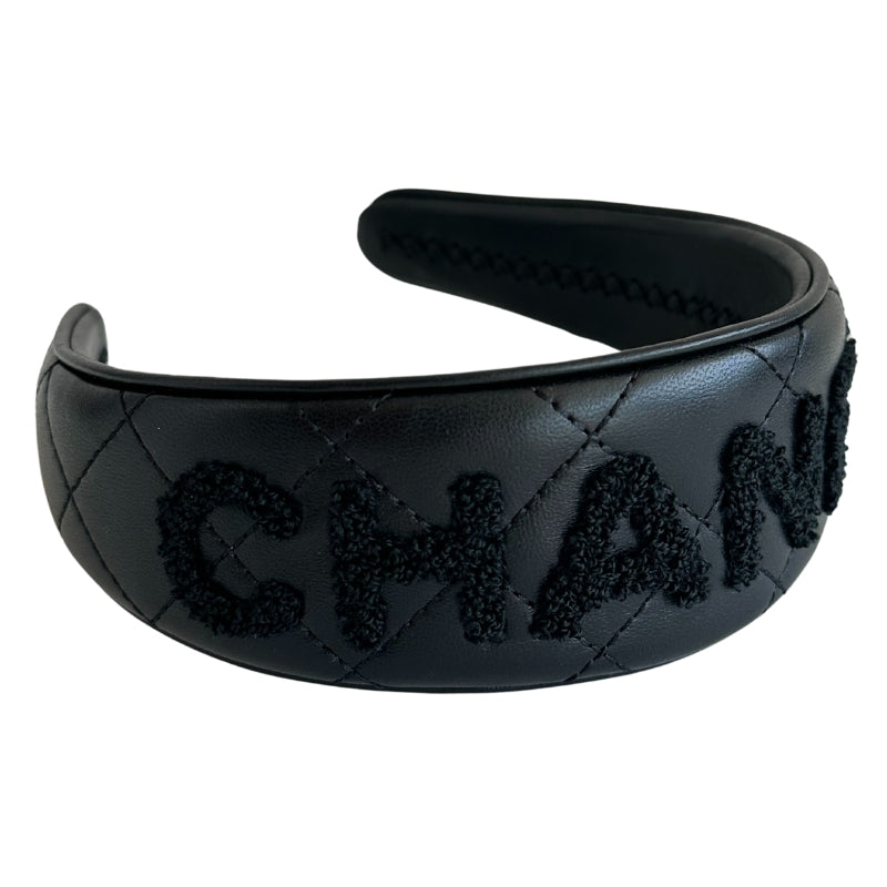 Chanel Headband Black

Leather Quilted Headband&nbsp;

Box Included&nbsp;

Chanel Print Across Top&nbsp;

Textured Chanel Print