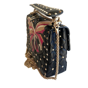 Valentino Stud Butterfly Bag

Black Quilted&nbsp;

Leather&nbsp;

Rockstud Spiked Top Handle&nbsp;

Butterfly Detailing&nbsp;

Twist Lock

Silver-Toned Hardware&nbsp;