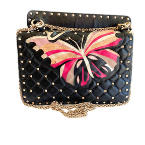 Valentino Stud Butterfly Bag

Black Quilted&nbsp;

Leather&nbsp;

Rockstud Spiked Top Handle&nbsp;

Butterfly Detailing&nbsp;

Twist Lock

Silver-Toned Hardware&nbsp;