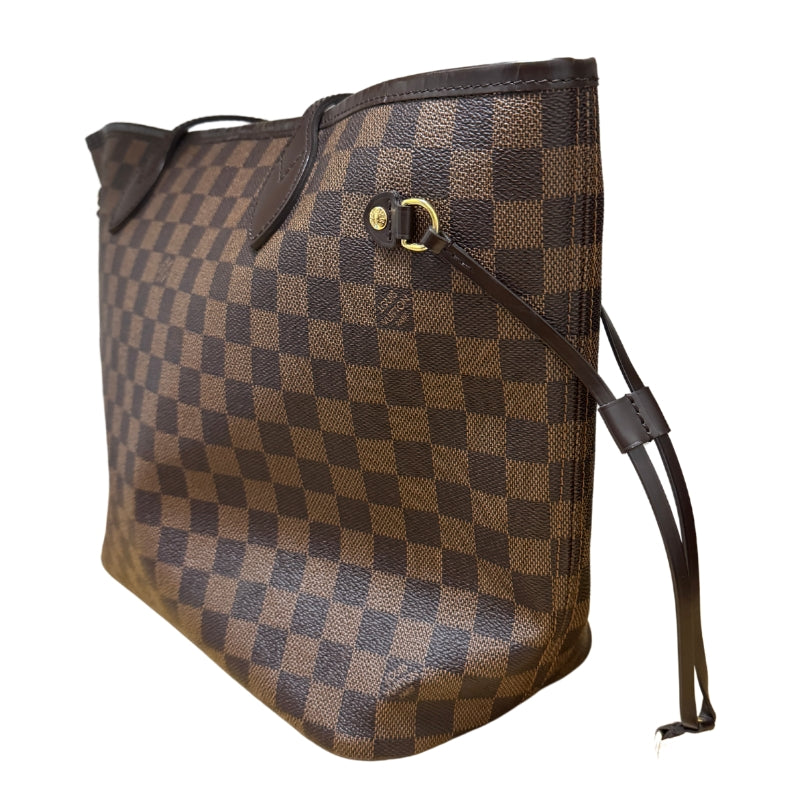 Louis Vuitton Damier Neverfull MM&nbsp;

Brown Coated Canvas&nbsp;

Damier Ebene Pattern

Brass Hardware&nbsp;

Leather Trim&nbsp;

Dual Sholder Straps

Canvas Lining &amp; Single Interior Pocket&nbsp;

Clasp Closure at Top&nbsp;