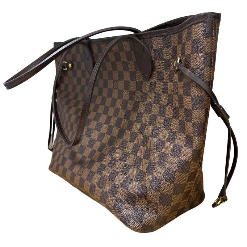 Louis Vuitton Damier Neverfull MM&nbsp;

Brown Coated Canvas&nbsp;

Damier Ebene Pattern

Brass Hardware&nbsp;

Leather Trim&nbsp;

Dual Sholder Straps

Canvas Lining &amp; Single Interior Pocket&nbsp;

Clasp Closure at Top&nbsp;