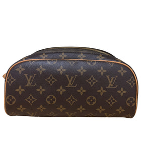 Louis Vuitton Dopp Kit

Dopp Kitt Monogram&nbsp;

Cowhide Leather Trim

Gold-Toned Hardware

White Opening

Dual Zip&nbsp;