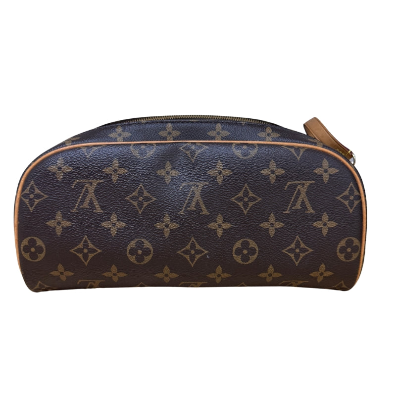 Louis Vuitton Dopp Kit

Dopp Kitt Monogram&nbsp;

Cowhide Leather Trim

Gold-Toned Hardware

White Opening

Dual Zip&nbsp;