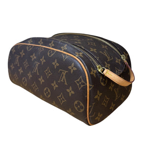 Louis Vuitton Dopp Kit

Dopp Kitt Monogram&nbsp;

Cowhide Leather Trim

Gold-Toned Hardware

White Opening

Dual Zip&nbsp;