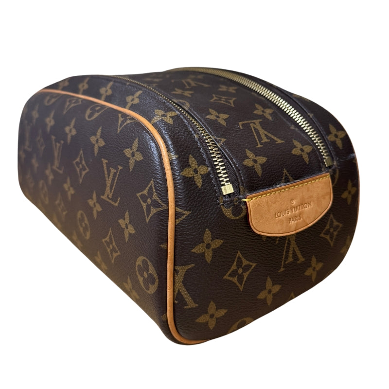 Louis Vuitton Dopp Kit

Dopp Kitt Monogram&nbsp;

Cowhide Leather Trim

Gold-Toned Hardware

White Opening

Dual Zip&nbsp;