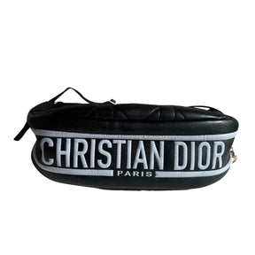 Christian Dior Vibe Hogo Cannage&nbsp;

Black Cannage-Quilted Lambskin Leather

Christian Dior Siganture Logo on Base

Top Handle&nbsp;

Adjustable Shoulder Strap&nbsp;

Gold-Toned Hardware

Zipper Opening&nbsp;

Flat Patch Pocket&nbsp;