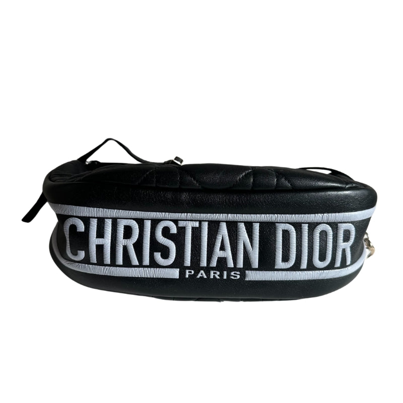 Christian Dior Vibe Hogo Cannage&nbsp;

Black Cannage-Quilted Lambskin Leather

Christian Dior Siganture Logo on Base

Top Handle&nbsp;

Adjustable Shoulder Strap&nbsp;

Gold-Toned Hardware

Zipper Opening&nbsp;

Flat Patch Pocket&nbsp;