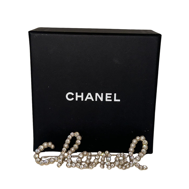 Chanel Hair Pin&nbsp;

Metal Glass&nbsp;

Hairclip in Gold

Light Gold

Spells Chanel&nbsp;