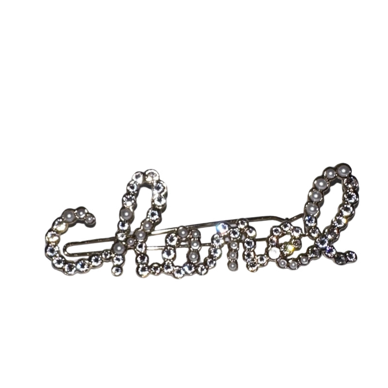 Chanel Hair Pin&nbsp;

Metal Glass&nbsp;

Hairclip in Gold

Light Gold

Spells Chanel&nbsp;