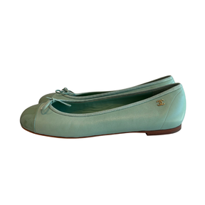  Leather ballet flat shoes with a rounded toe and a small pull loop at the heel, shown in profile against a white background.