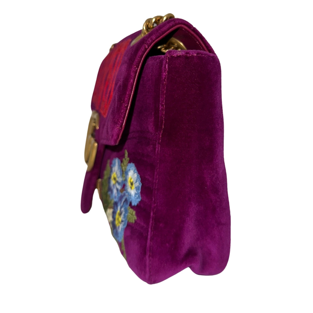 Gucci Medium Velvet Marmont Bag &nbsp;

Embroidered&nbsp;

Shoulder Bag

Fuchsia Violet Cyclamen&nbsp;

Soft Velvet

LOVED Spelling&nbsp;

Long Aged-Gold

Front Crossover Flap