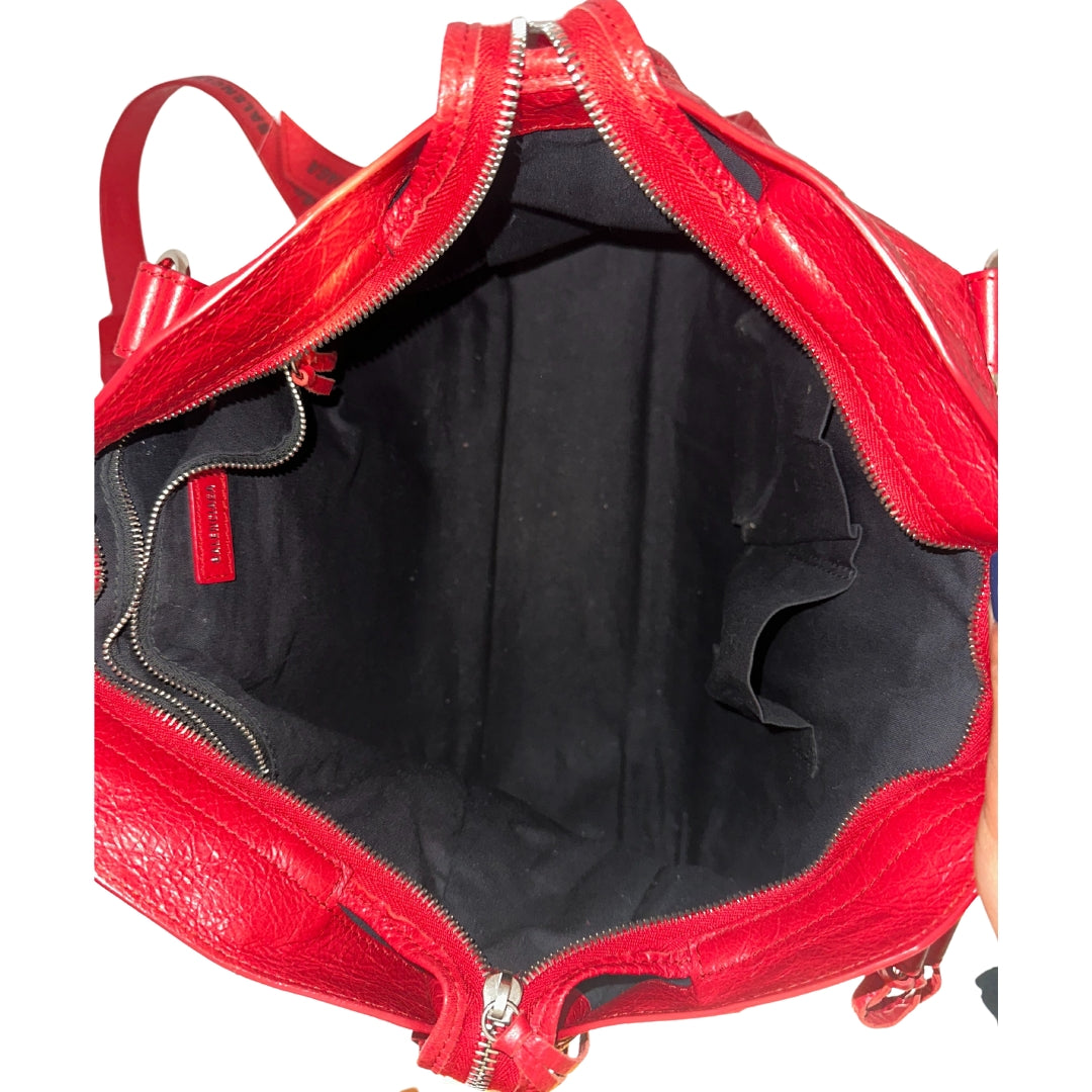 Balenciaga Motorcross City Bag&nbsp;

Red Exterior&nbsp;

Twiggy Model Bag

Zip Closure&nbsp;

Multiple Interior Pockets&nbsp;

Balenciaga Font Across Strap&nbsp;

Top Handles &amp; Adjustable Strap&nbsp;