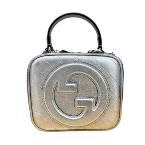 Gucci Silver Top Handle Bag

Metallic Silver Leather&nbsp;

Cotton Linen Lining

Round Interlocking G Leather Patch&nbsp;

Top Handle&nbsp;