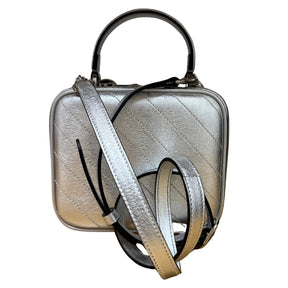 Gucci Silver Top Handle Bag

Metallic Silver Leather&nbsp;

Cotton Linen Lining

Round Interlocking G Leather Patch&nbsp;

Top Handle&nbsp;