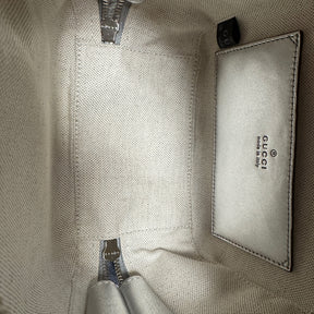 Gucci Silver Top Handle Bag

Metallic Silver Leather&nbsp;

Cotton Linen Lining

Round Interlocking G Leather Patch&nbsp;

Top Handle&nbsp;