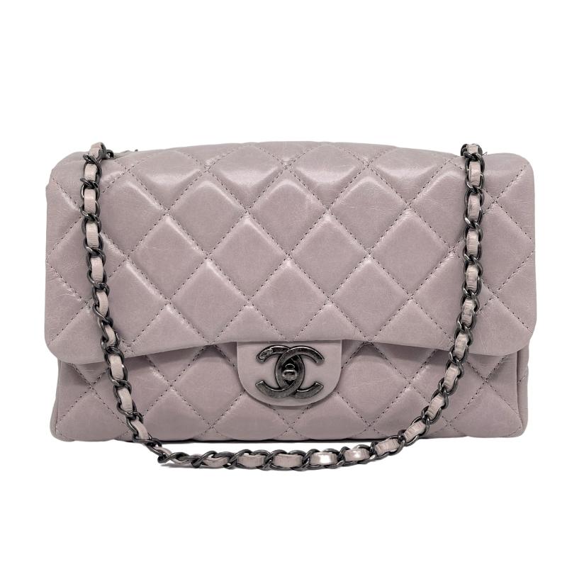 Chanel Classic Grey Jumbo Single Flap Bag, Light Grey Quilted Leather, Gunmetal Hardware, Chain-Link Shoulder Straps, Interlocking CC Logo, Turn Lock Closure, Single Exterior Pocket, Leather Lining, Dual Interior Pockets, Condition: Excellent