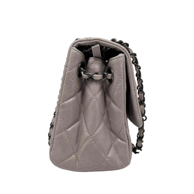 Chanel Classic Grey Jumbo Single Flap Bag, Light Grey Quilted Leather, Gunmetal Hardware, Chain-Link Shoulder Straps, Interlocking CC Logo, Turn Lock Closure, Single Exterior Pocket, Leather Lining, Dual Interior Pockets, Condition: Excellent