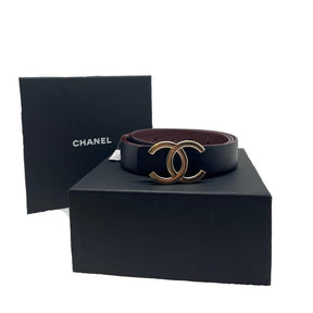 Chanel calfskin cc reversible belt, gold hardware, black leather, maroon leather, interlocking cc logo buckle, peg-in-hole closure, condition excellent, Length: 150 cm  Width: 1.25"