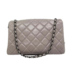 Chanel Classic Grey Jumbo Single Flap Bag, Light Grey Quilted Leather, Gunmetal Hardware, Chain-Link Shoulder Straps, Interlocking CC Logo, Turn Lock Closure, Single Exterior Pocket, Leather Lining, Dual Interior Pockets, Condition: Excellent