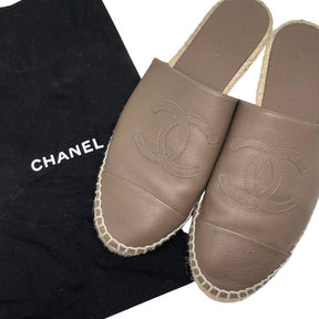 Chanel Interlocking CC Logo Espadrilles White Leather ref.740360 - Joli  Closet