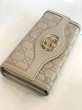 outside of gucci gg monogram wallet