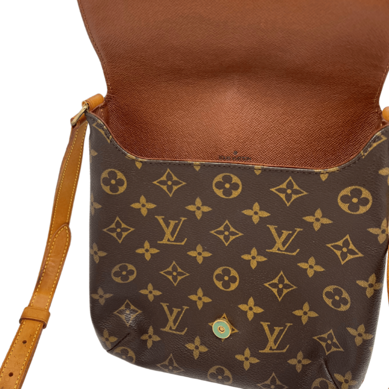 Louis Vuitton Monogram Musette Salsa with brown leather lining, brass hardware, adjustable shoulder strap, single interior pocket, flap & snap closure. Good condition with some signs of wear