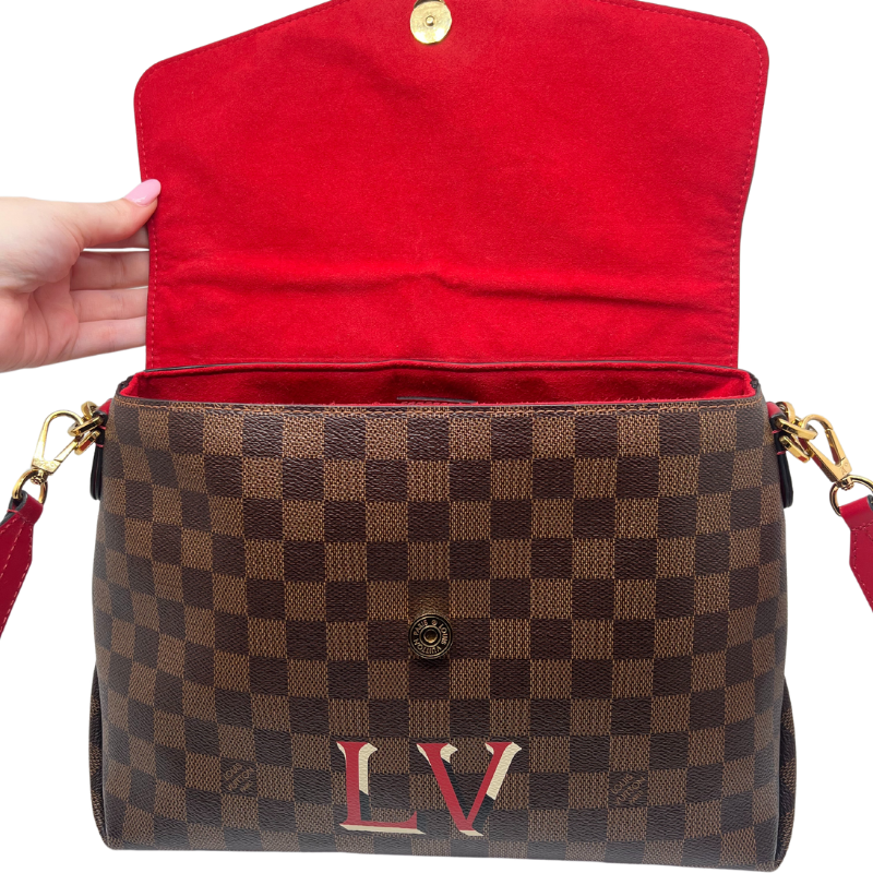 Louis Vuitton Damier Ebene Beauborg MM  Monogram Canvas Exterior   Gold Toned Hardware  Removable Flat Red Leather Shoulder Strap   Removable Flat Strap Top Handle   Removable Tag Accent on Top Exterior   Single Exterior Flat Pocket with Red Suede Interior   LV Monogram Accent on Front Exterior   Envelope Flap Opening   Single Button Closure   Red Suede Interior   Single Interior Flat Pocket 