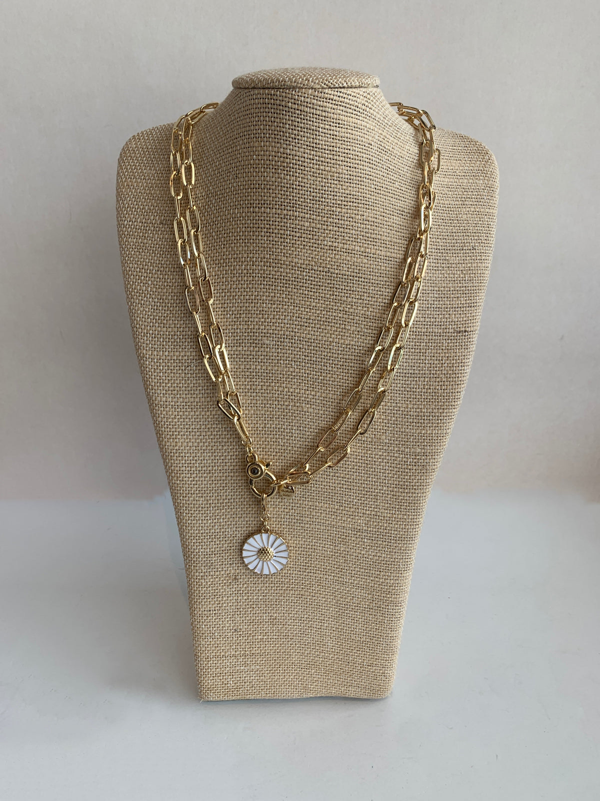 Daisy chain link necklace